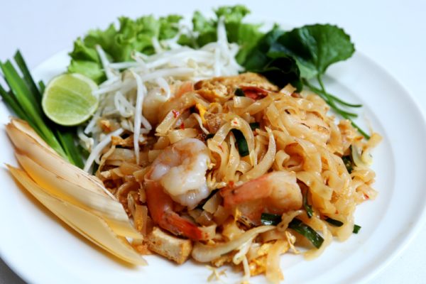 ผัดไทยกุ้งสด-โรงแรม-มิราเคิล-แกรนด์-คอนเวนชั่น-600x400
