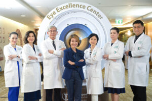 ภาพหมู่ผู้บริหาร และทีมจักษุแพทย์ pic4