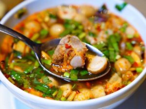 ต้มแซ่บ (ห้องอาหารปาริชาต โรงแรม อัศวิน แกรนด์ คอนเวนชั่น)