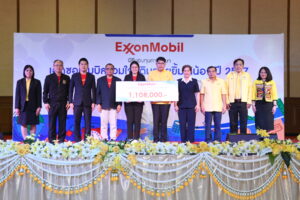 ภาพบนเวทีพร้อมผู้ว่านครสวรรค์