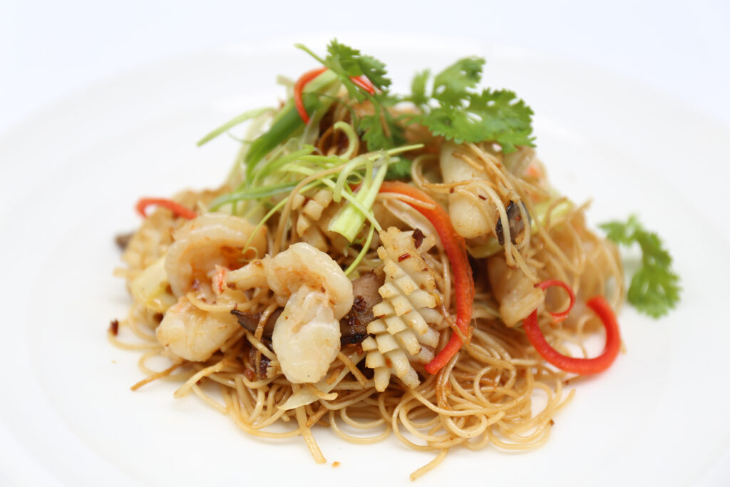 บะหมีฮ่องกงผัดซีฟู้ดซอสเอ็กซ์โอ (ห้องอาหารจีนดรากอน โรงแรม มิราเคิล แกรนด์ คอนเวนชั่น)