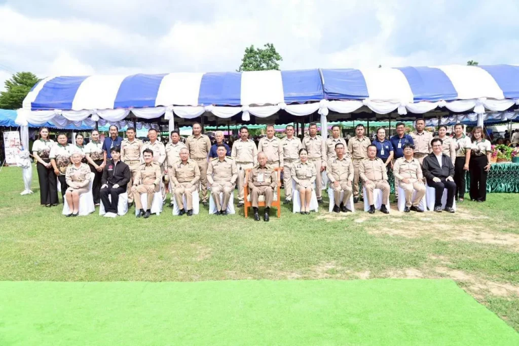 “นิกร” รมว.พม. ร่วมคณะองคมนตรี ลงพื้นที่ จ.เพชรบุรี ขับเคลื่อนโครงการตามพระราชประสงค์ฯ หนุน “ของดีป่าเด็ง” กระตุ้นเศรษฐกิจฐานราก ช่วยกลุ่มเปราะบางในพื้นที่