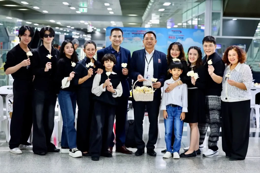 “สายสีแดง” เชิญชวนประชาชนร่วมประดิษฐ์ดอกไม้จันทน์ น้อมสำนึกในพระมหากรุณาธิคุณ สมเด็จพระนางเจ้าสิริกิติ์ พระบรมราชินีนาถ พระบรมราชชนนีพันปีหลวง